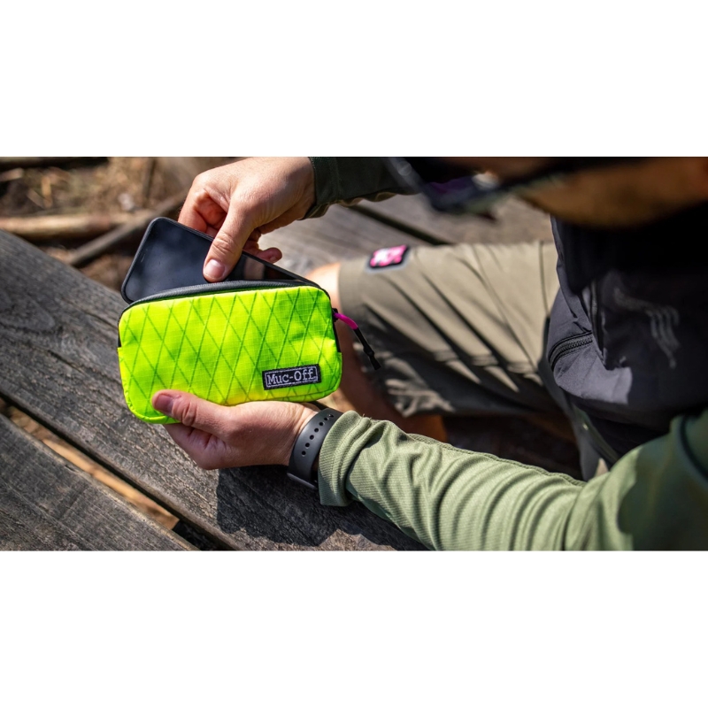 mc-20454-4-jpg Vodoodporna torbica MUC-OFF Rainproof Essentials Case HI-VIS