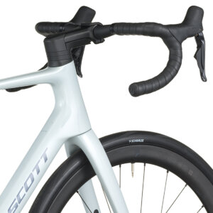 Cestno kolo SCOTT ADDICT 20 bela 2026