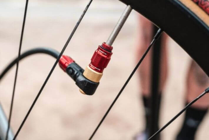 Približana slika pumpanja zračnice.