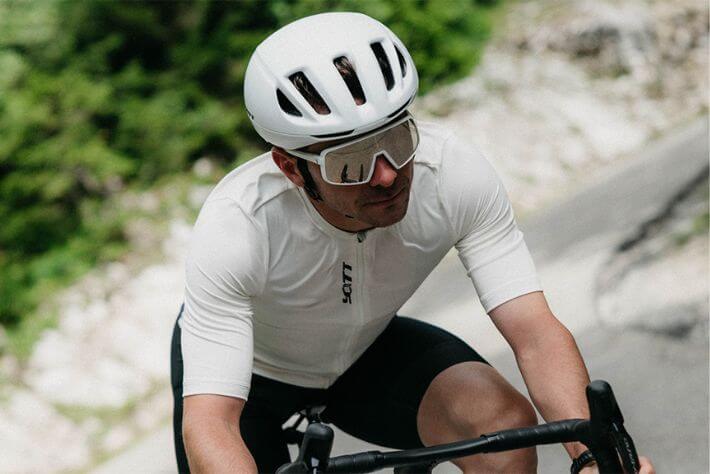 Cestni kolesar z kolesarsko čelado in kolesarskimi očali.