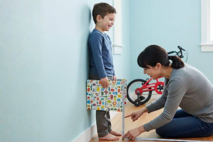 Mama meri višino otroka za vožnjo kolesa.