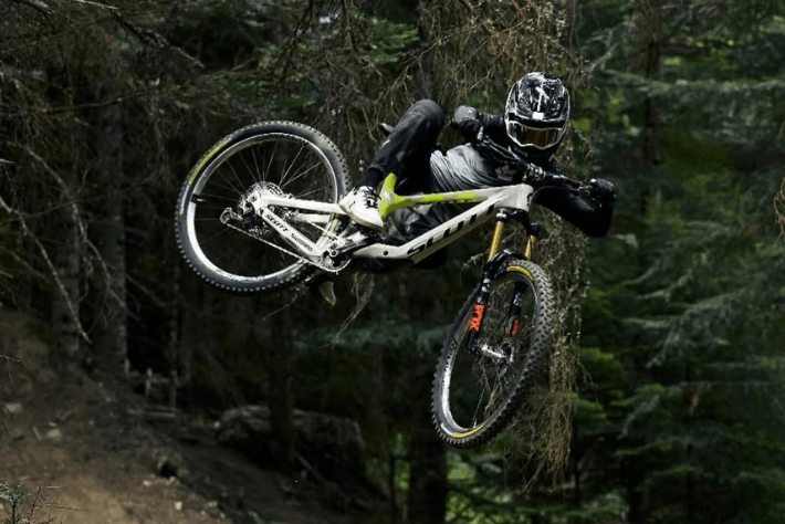 Enduro kolesar v zraku med skokom.