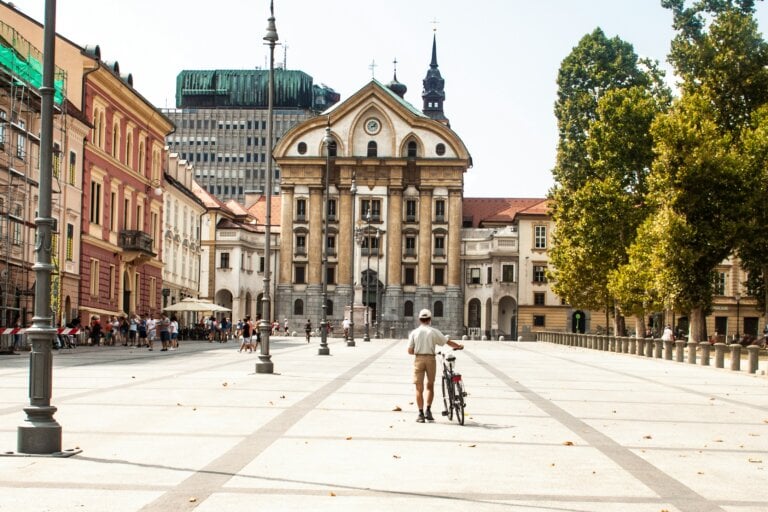 Kolesar na Kongresnemu trgu v Ljubljani.