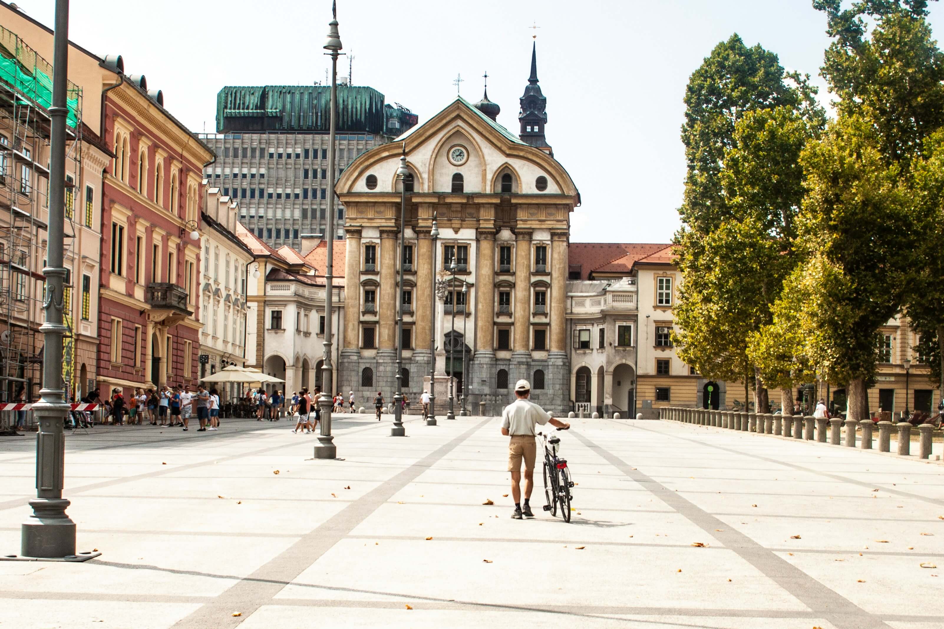 Kolesar na Kongresnemu trgu v Ljubljani.